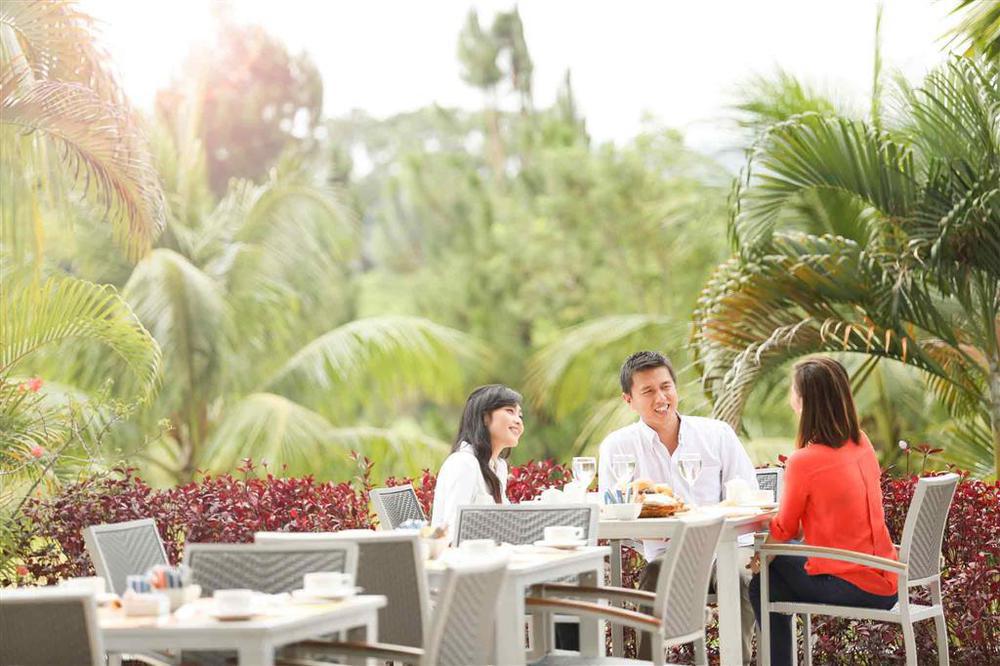 Novotel Manado Golf Resort & Convention Center Restaurant photo